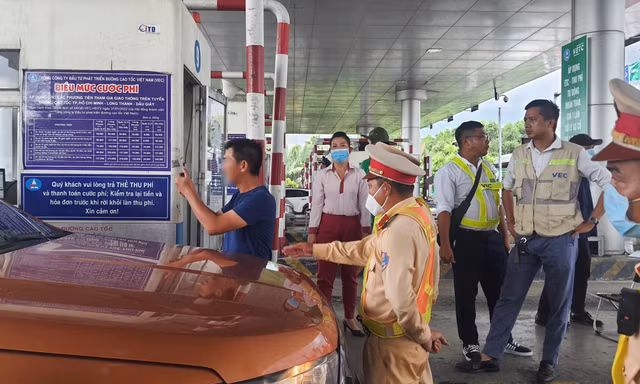 Tài xế ‘chây ì’ trên làn ETC, cao tốc TPHCM – Long Thành ùn ứ nhiều giờ 