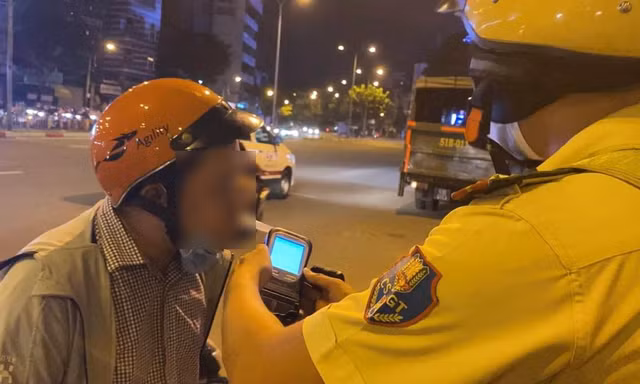 Nhậu 2 chai bia, người đàn ông bị phạt 7 triệu đồng, tước bằng lái 23 tháng 