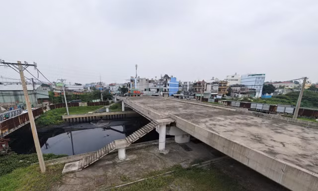 Cỏ mọc um tùm ở cầu gần 700 tỷ đồng sau 4 năm dừng thi công