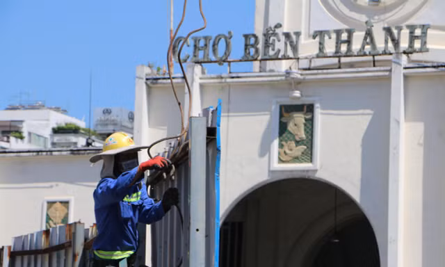 Tháo dỡ rào chắn cuối cùng, mặt tiền chợ Bến Thành ‘lộ diện’ sau 8 năm