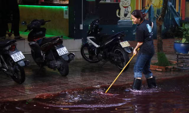 Sau 3 ngày, chưa rõ nguyên nhân gây ra dòng nước đỏ lạ ở TPHCM