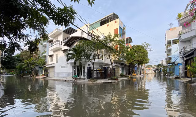Triều cường bủa vây, nhiều khu dân cư ở TPHCM trở thành 'ốc đảo'