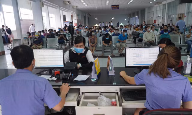 Ngày đầu bán vé tàu Tết: Người ngược xuôi đến ga, kênh online hút khách
