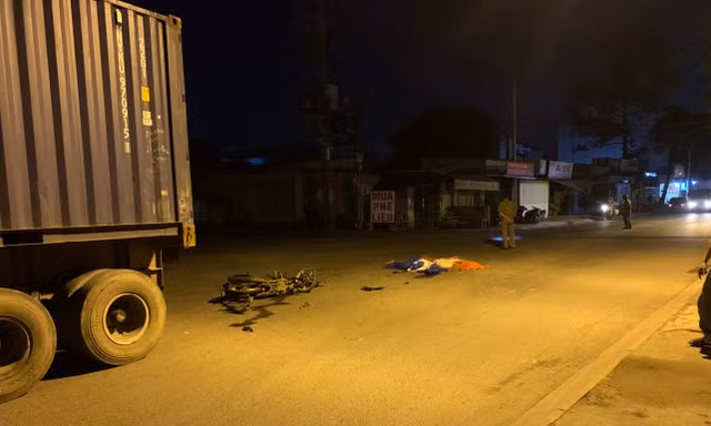Va chạm xe đầu kéo, hai người đi xe máy tử vong trong đêm