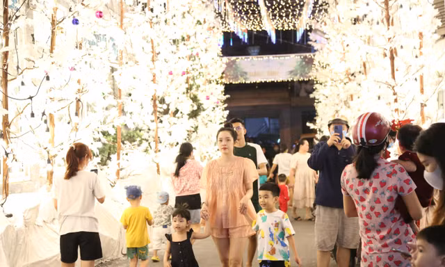 'Tuyết' phủ trắng nhiều hẻm ở TPHCM, người dân tấp nập đến ‘check-in’ đón Noel sớm