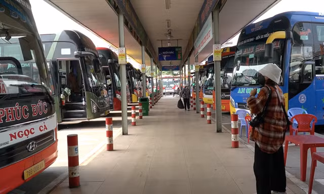 Xe khách liên tỉnh liên tục bù lỗ, khắc khoải chờ xăng dầu 'hạ nhiệt'