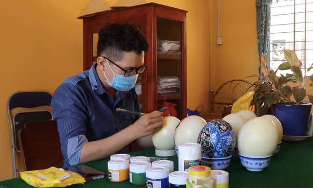 Thầy giáo 9x vẽ tranh trên trứng đà điểu