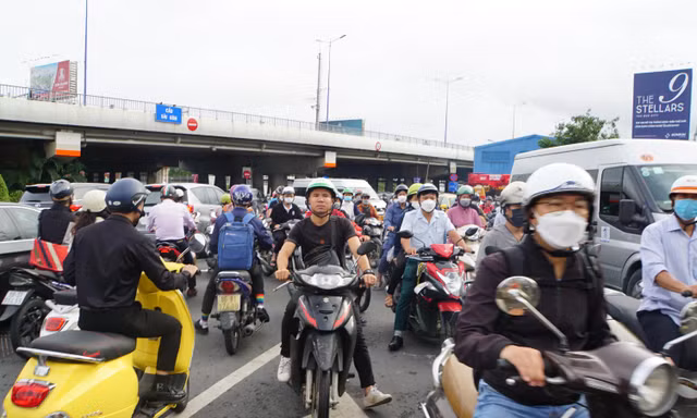 Cấm lưu thông qua gầm cầu vượt Nguyễn Hữu Cảnh 