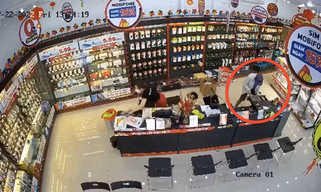 [CLIP] Nhân viên cửa hàng điện thoại dũng cảm chống trả tên cướp mang hung khí 