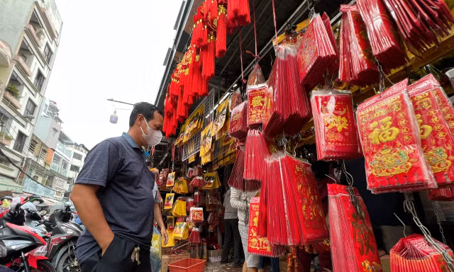 Chợ vàng mã lớn nhất TPHCM nhộn nhịp trước Tết ông Công ông Táo