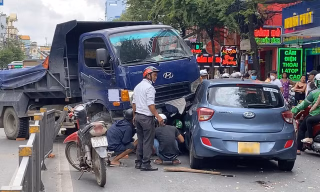 Xe ben cày dải phân cách, tông bẹp đầu 1 ô tô ở quận 8