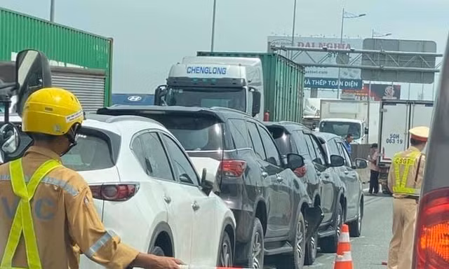 5 ô tô đâm vào nhau gây kẹt xe kéo dài trên cao tốc TPHCM - Long Thành 