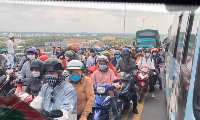 Ngày đầu nghỉ lễ, cầu Rạch Miễu 'tê liệt' từ sáng đến trưa