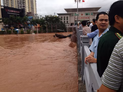 Tàu Trung Quốc hơn 100 tấn đâm cầu Bắc Luân