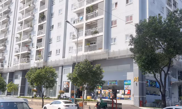 Phát hiện thanh niên tử vong bất thường dưới chung cư lúc nửa đêm 