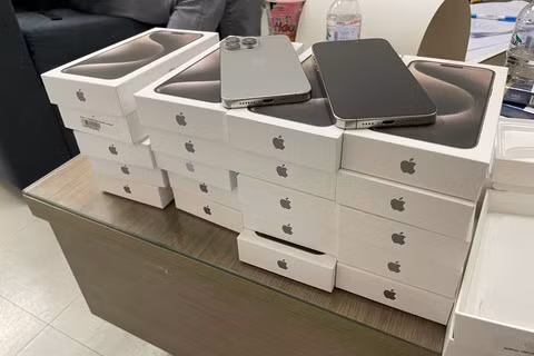 Thanh niên xách 22 điện thoại iPhone 15 Pro Max bị giữ ngay tại sân bay