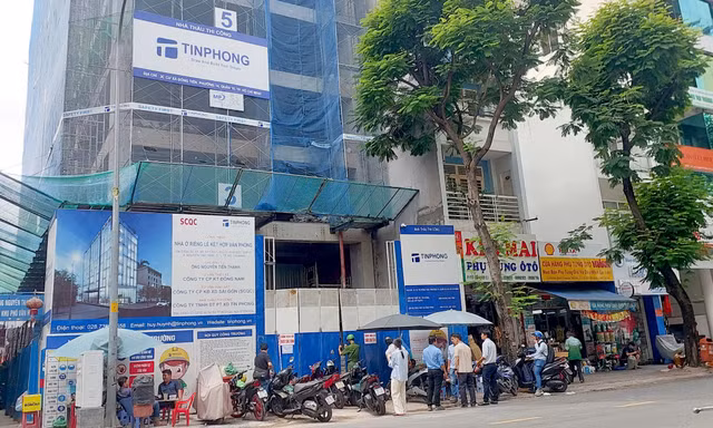 Nam công nhân rơi lầu tại công trình xây dựng ở TPHCM