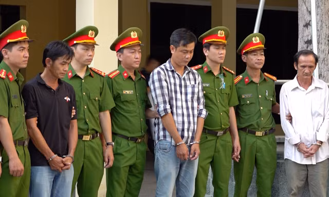Bắt thêm 2 cán bộ hải quan cùng 32 đối tượng trong đường dây buôn lậu hàng triệu lít xăng dầu 