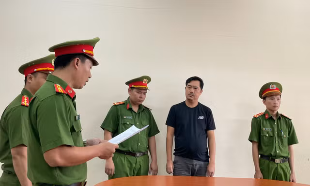 Phá đường dây buôn lậu điện thoại từ Campuchia về TPHCM trị giá gần 300 tỷ đồng 