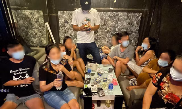 Đột kích sòng bạc quy tụ nhiều ‘quý bà’ ở phố tây Bùi Viện 