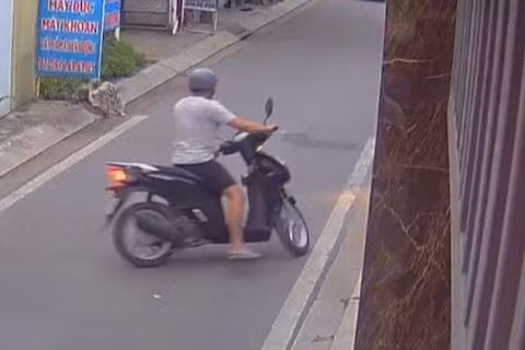 Giả làm từ thiện, gã đàn ông trẻ tuổi lấy trộm 2 cây vàng của vợ chồng cụ già ở TPHCM 