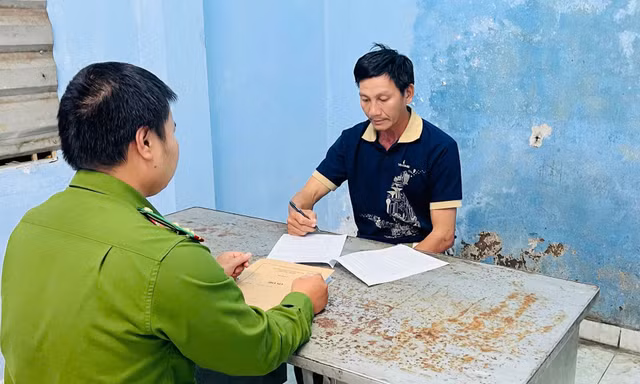 Bắt khẩn cấp người đàn ông say xỉn tấn công cảnh sát 