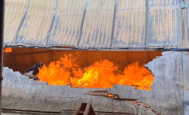Khói lửa bao trùm xưởng gỗ ở vùng ven TPHCM 