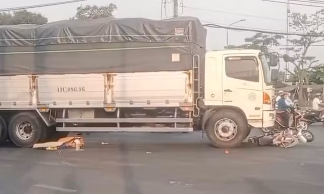 Xe tải va chạm xe máy ở TPHCM, 2 cụ bà tử vong