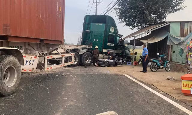 Xe container húc văng dải phân cách, 3 người đi xe máy bị thương 