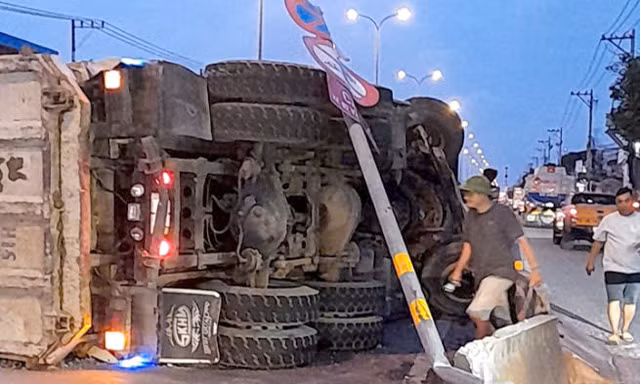 Xe ben lật trên quốc lộ ở cửa ngõ TPHCM, giao thông ùn ứ nhiều giờ