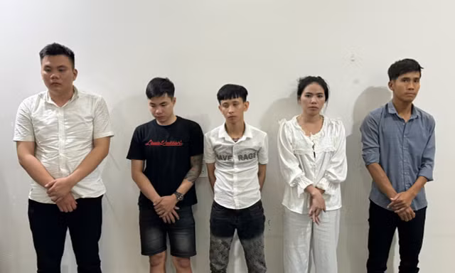 Cô gái 20 tuổi và 4 thanh niên phê ma túy trong căn phòng thuê