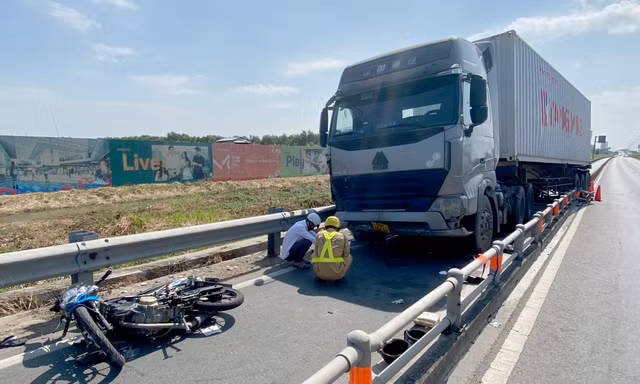 TPHCM: Kinh hãi cảnh xe container ủn văng dải phân cách, tông 2 xe máy