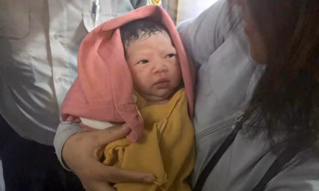 Nhân viên đường sắt hỗ trợ sản phụ sinh con ngay trên tàu