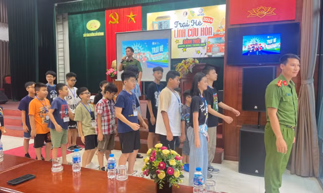 Hơn 100 em thiếu nhi háo hức tham gia Trại hè lính cứu hỏa ở TPHCM 