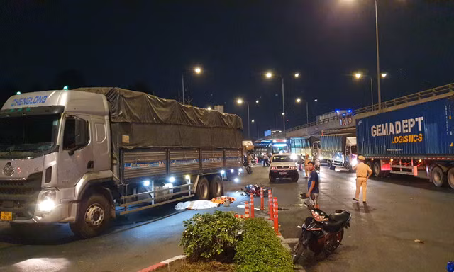 Va chạm xe tải với xe máy ở ngã tư 'tử thần', 2 người tử vong