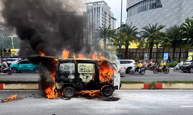 Xe tải bốc cháy dữ dội khi đang lưu thông trên đường ở TPHCM