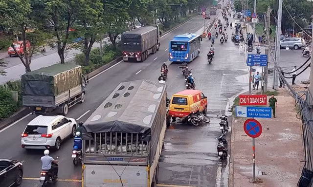 Ô tô tông liên hoàn 4 xe trước chợ đầu mối ở TPHCM, 2 người tử vong