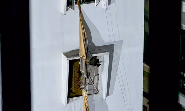 Cháy tại nhà 5 tầng lúc nửa đêm, nhiều người đu rèm cửa thoát nạn 
