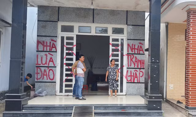 Điều tra vụ nhóm người thay ổ khóa, vẽ bậy lên nhà dân ở TPHCM 