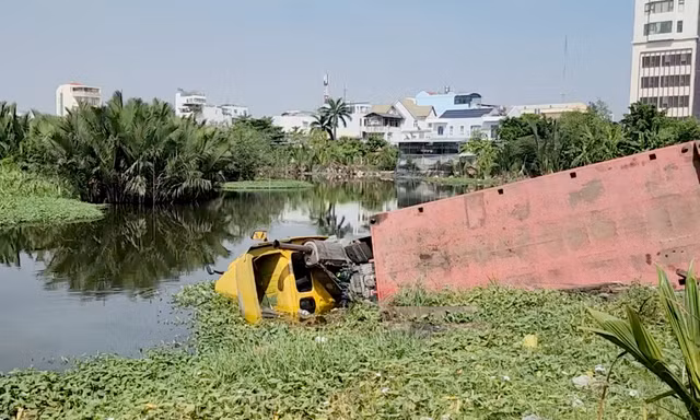 Xe container chở cuộn thép nặng 20 tấn lao xuống hồ nước ở TPHCM 