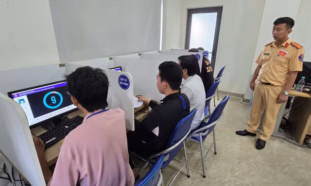 Công an TPHCM tổ chức kỳ thi sát hạch, cấp giấy phép lái xe đầu tiên
