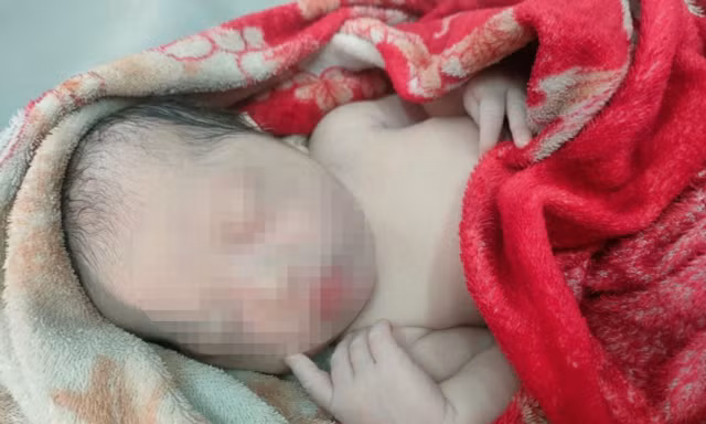 Tìm người thân của bé trai sơ sinh bị bỏ lại bên đường 