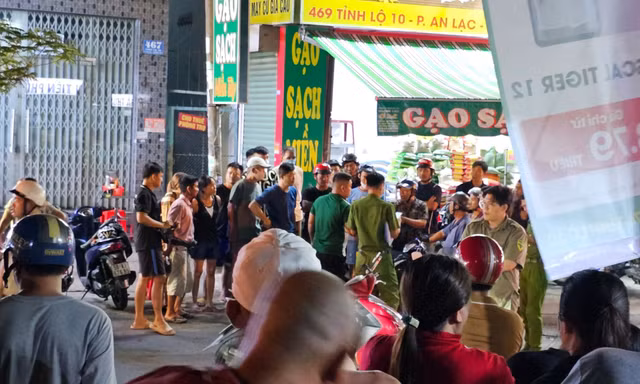 Người đàn ông ngồi sau xe máy bất ngờ ngã xuống đường, tử vong với vết thương ở cổ