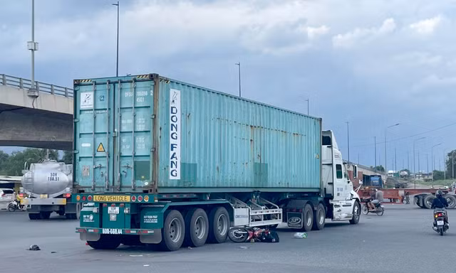Mẹ và con gái chết thảm dưới bánh xe container ở TPHCM
