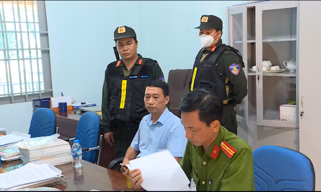 Bắt lãnh đạo trung tâm đào tạo lái xe ở TPHCM 