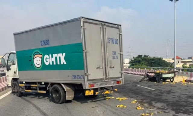 Xe tải va chạm xe lôi tự chế, người đàn ông bán chuối dạo tử vong 