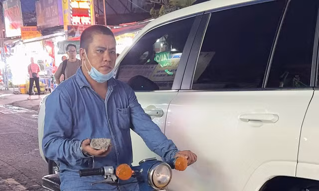 Bắt kẻ vô cớ dùng đá đập kính ô tô ở TPHCM 