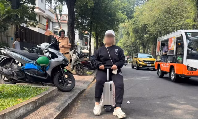 Xử phạt 2 người điều khiển vali chạy trên đường phố ở TPHCM 