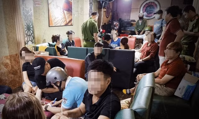 Đột kích sòng bài trong phòng trà ở TPHCM