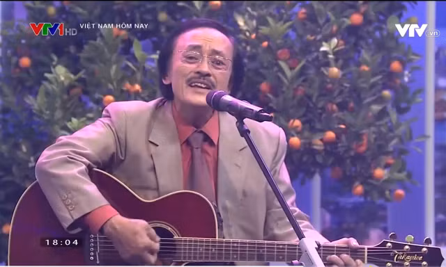 VIDEO: Nghệ sĩ Giang Còi đàn hát 'Mùa xuân đầu tiên' gây 'sốt'
